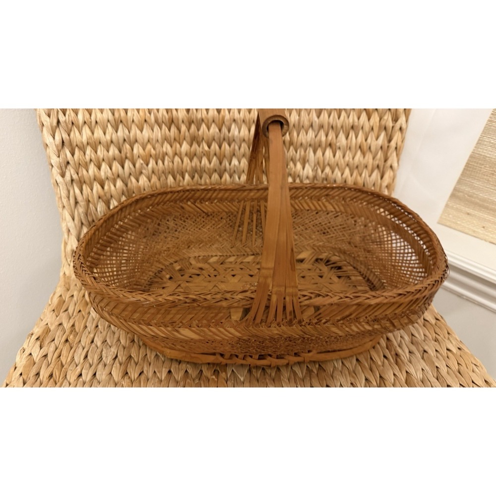 Vintage Woven Bamboo Rattan Gathering Picnic Basket Large Oval Handle 14x9